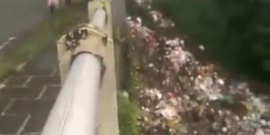 Viral Video Rombongan Petugas Kebersihan di Jember Buang Sampah di Sungai, Miris