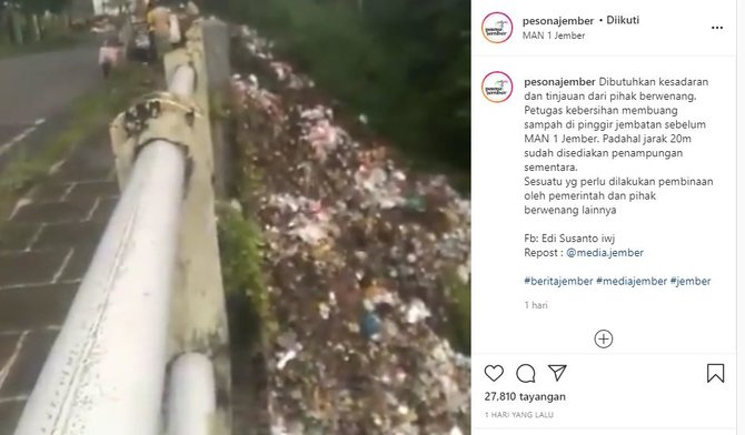 rombongan petugas kebersihan di jember membuang sampah di pinggir jembatan