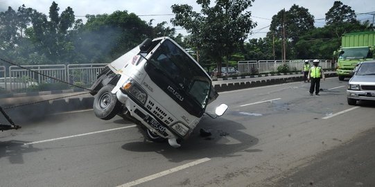 Sopir Mengantuk, Truk Terbalik di Daan Mogot