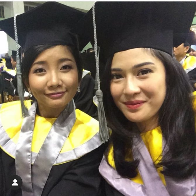 foto wisuda dian sastro