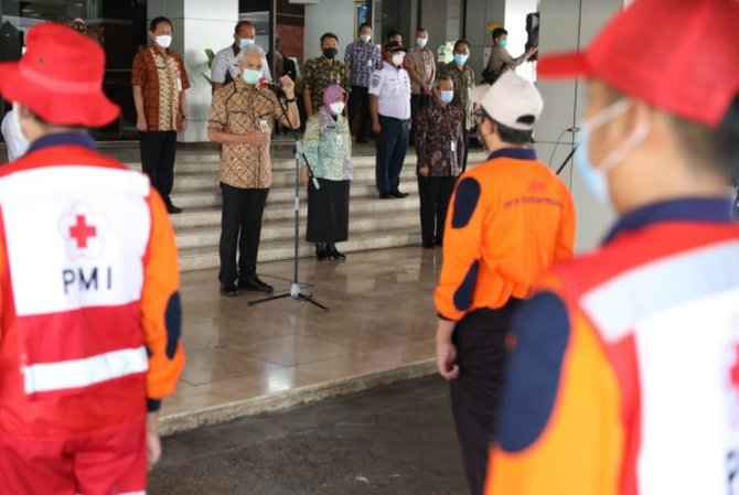 gubernur ganjar lepas relawan yang akan diberangkatkan ke sulbar