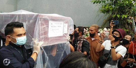 Tangis Keluarga Pecah Saat Jenazah Mia, Pramugari Sriwijaya Air Tiba di Rumah Duka