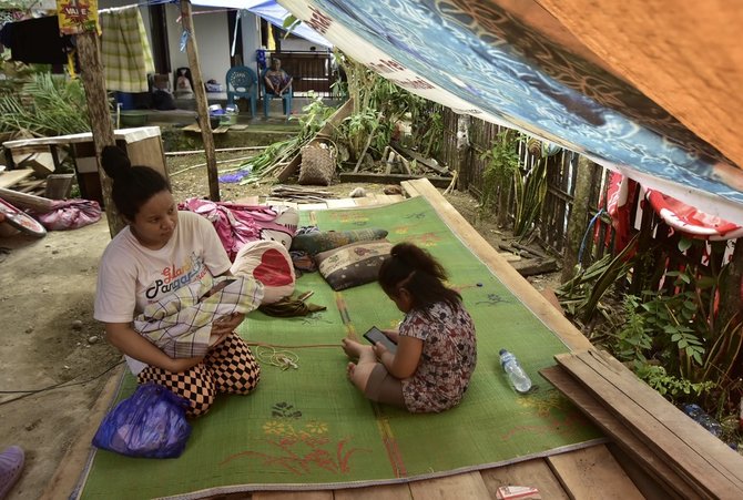 kisah bayi berusia sehari tinggal di tenda pengungsian korban gempa mamuju