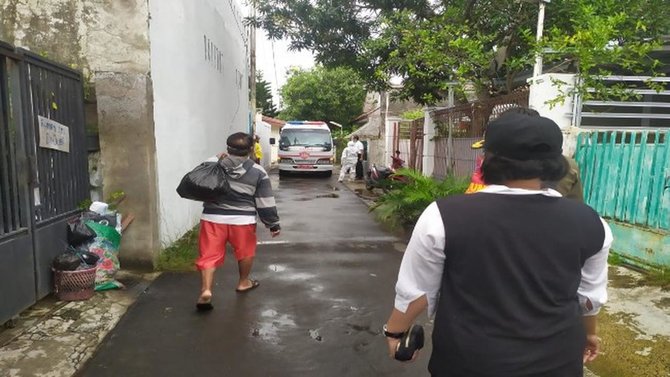 pasien covid 19 dikawal petugas kesehatan di cirebon