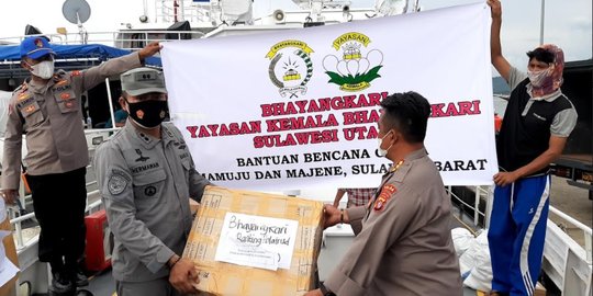 Kapal Bakamla Bawa 7 Truk Bantuan untuk Korban Gempa Sulbar