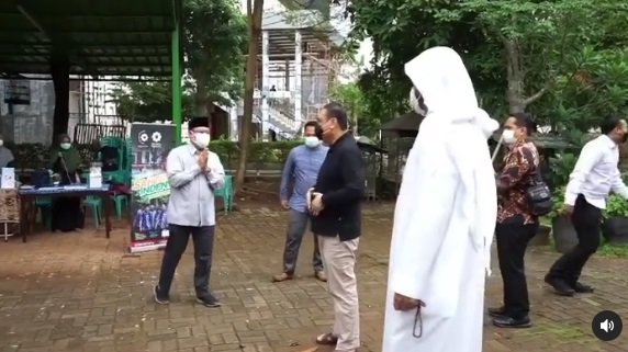 momen pensiunan jenderal polisi ziarah ke makam syekh ali jaber