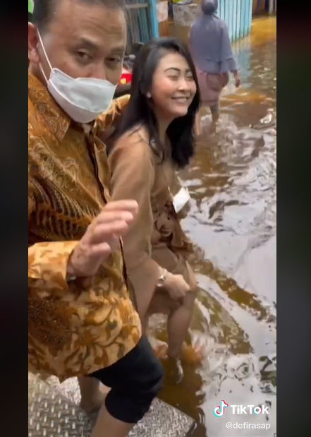 viral cewek terjang banjir saat pernikahan