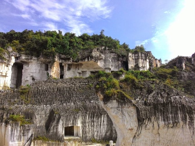 gunung kapur sekapuk gresik