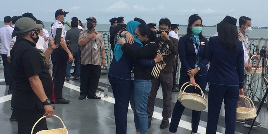 Isak Tangis Keluarga Korban Mengiringi Upacara Tabur Bunga di Lokasi Jatuhnya SJ 182