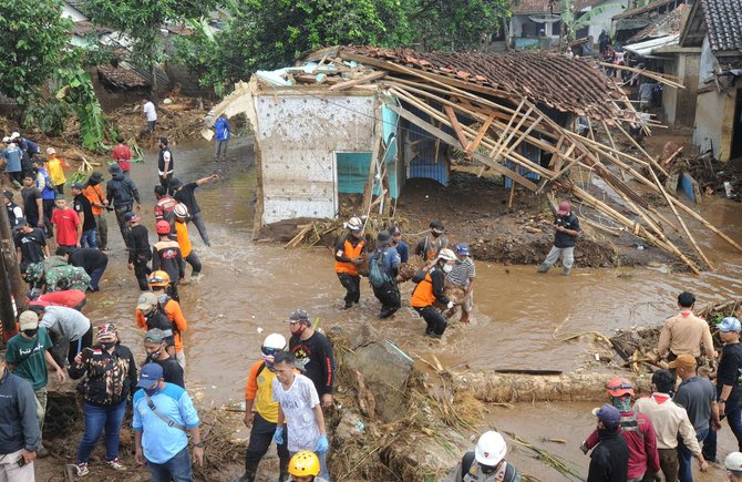 tim sar bersihkan material banjir bandang