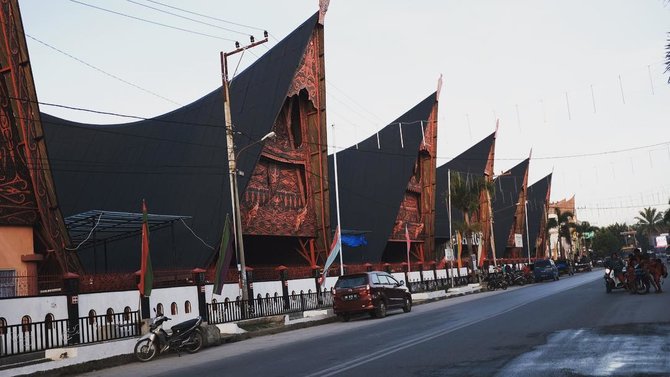 bisa lihat pedagang turun dari kapal intip keunikan pasar onan balige di danau toba