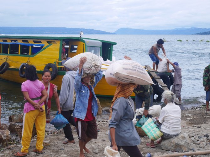 bisa lihat pedagang turun dari kapal intip keunikan pasar onan balige di danau toba