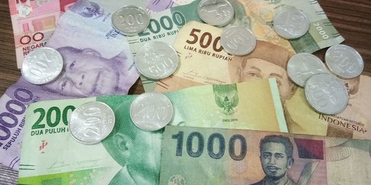 Jelang Akhir Pekan, Rupiah Ditutup Melemah ke Level Rp14.035 per USD