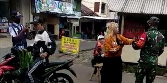 Diingatkan Pakai Masker, Perempuan di Garut Marahi Anggota TNI