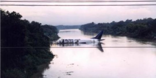 19 Tahun Berlalu, Ini Kisah Pendaratan Darurat Pesawat Garuda di Sungai Bengawan Solo