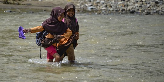 Kisah Anak-Anak di Aceh Seberangi Derasnya Sungai untuk Sekolah