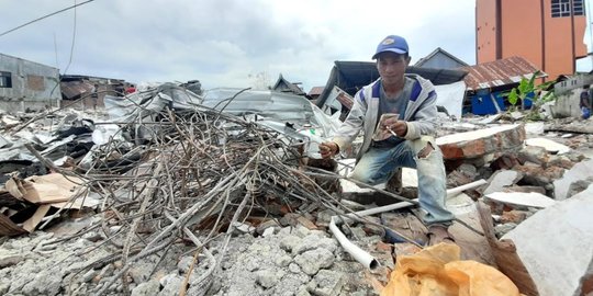 Tak Bergantung Bantuan, Korban Gempa Mamuju Mengais Rezeki dari Reruntuhan Bangunan