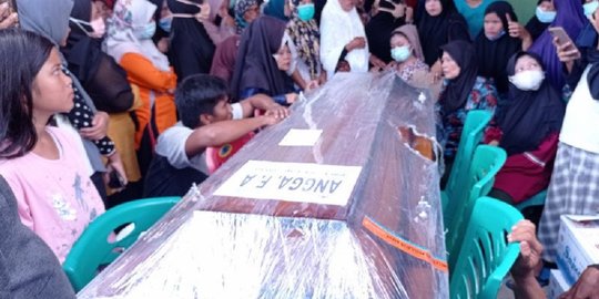 Isak Tangis Keluarga Sambut Jenazah Korban Sriwijaya Air SJ-182 di Padang