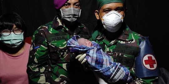 Momen Menegangkan Perwira TNI Bantu Ibu Korban Gempa Melahirkan, Ini Potretnya