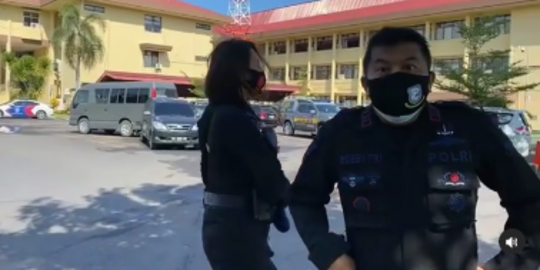 6 Polisi Bengong Lihat Polwan Cantik, Kepergok Komandan Ini yang Dilakukan