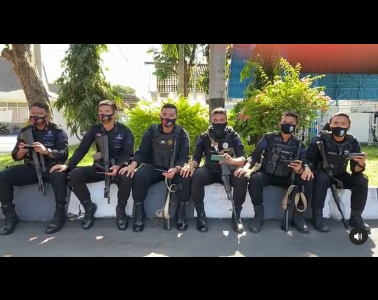 enam polisi bengong lihat polwan cantik