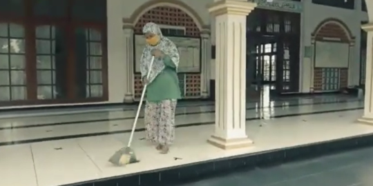 Kisah Haru Saiyah, Marbot Masjid Perempuan Setia Rawat 4 Adiknya yang Disabilitas