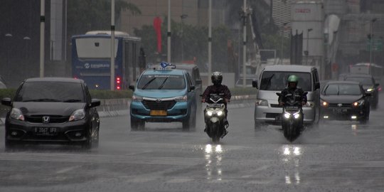 Diguyur Hujan Sejak Pagi, Ini Daftar Daerah di Jakarta yang Tergenang Air