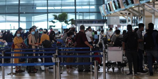 Ratusan Warga China Kenakan Hazmat Saat Mendarat di Bandara Soekarno-Hatta