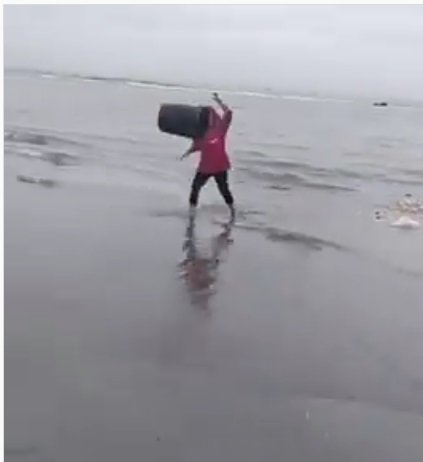 video emak emak buang sampah di laut
