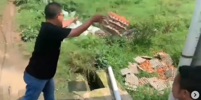 Viral Video Pria Buang Telur ke Sawah, Sedih Banyak Bencana Mending Disumbangkan