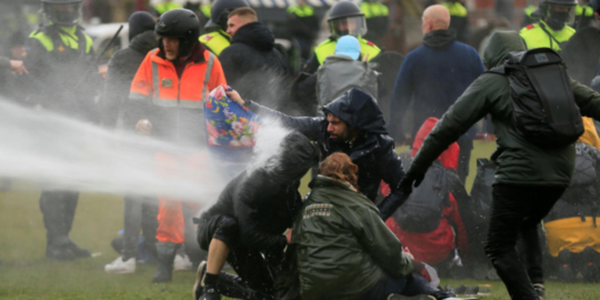 Polisi Belanda Tangkap 240 Orang Saat Demo Tolak Lockdown Berujung Rusuh