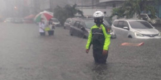 Jakarta Diguyur Hujan, Jalan Depan Mabes Polri Banjir