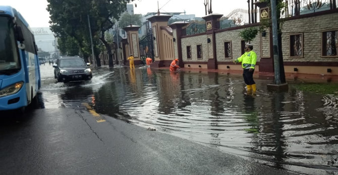 genangan banjir di depan mabes polri