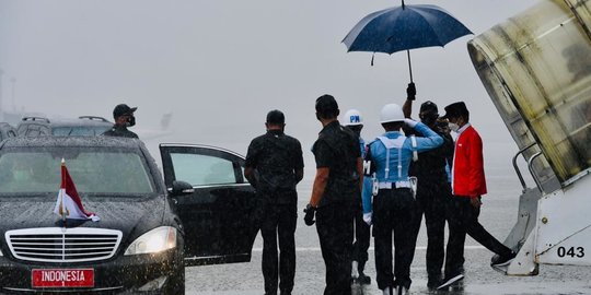 Tiba di Sumatera Selatan, Jokowi Disambut Hujan Deras