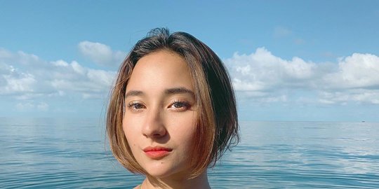 Potret Naomi Zaskia Mantan Sule di Pantai, Pakaiannya jadi Pusat Perhatian