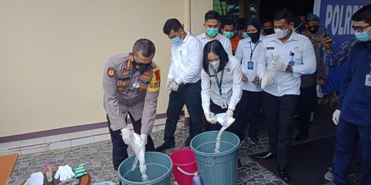 Polisi Larutkan 3,6 Kilogram Sabu dalam Cairan Pembersih Lantai