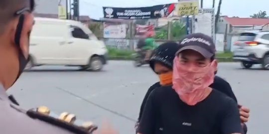 Terciduk saat Razia Masker, Aksi Pengendara Motor di Medan Ini Curi Perhatian