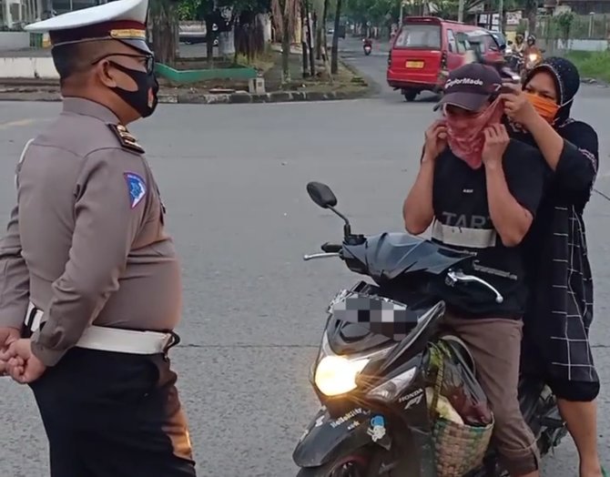 terciduk saat razia masker aksi pengendara motor di medan ini curi perhatian