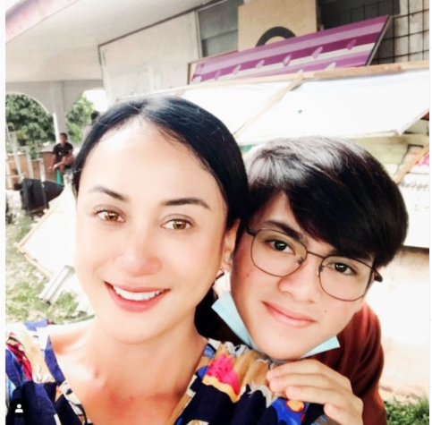 jadi ibu dan anak di sinetron dari jendela smp intip potret kehangatan rey bong dan