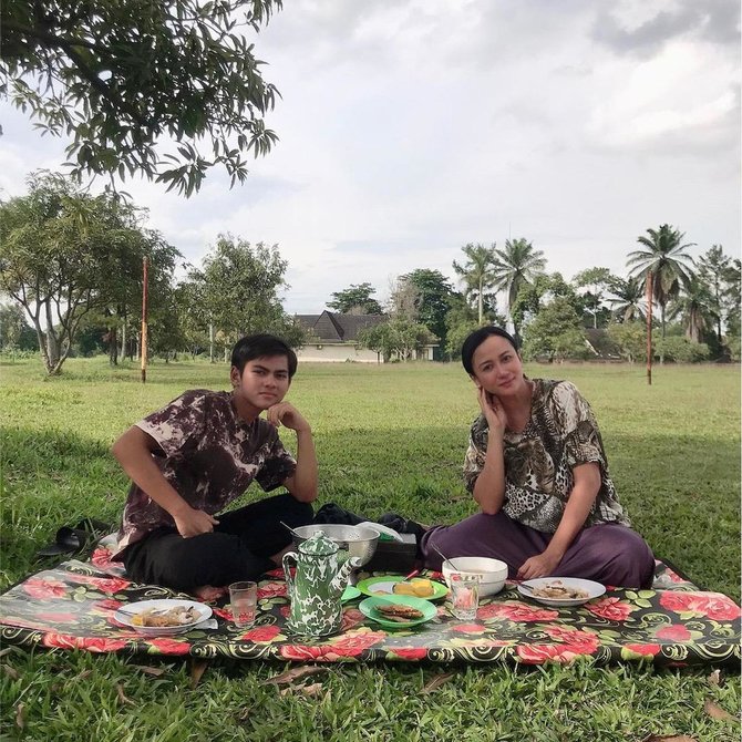 jadi ibu dan anak di sinetron dari jendela smp intip potret kehangatan rey bong dan