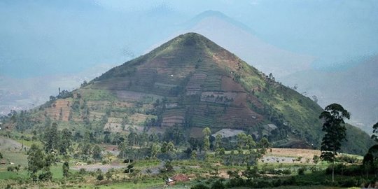 Disebut Mirip Dieng hingga Piramida, Ini 4 Fakta Menarik Gunung Sadahurip di Garut