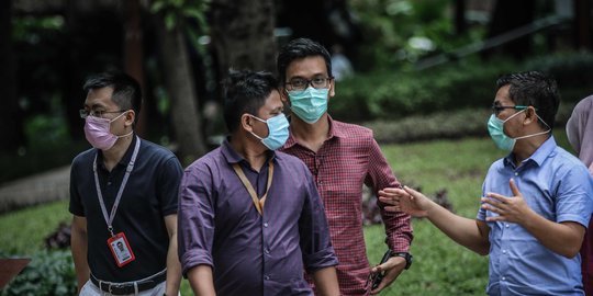 Waspada! Berbicara di Dalam Ruangan Bisa Lebih Menularkan COVID-19 Dibanding Batuk