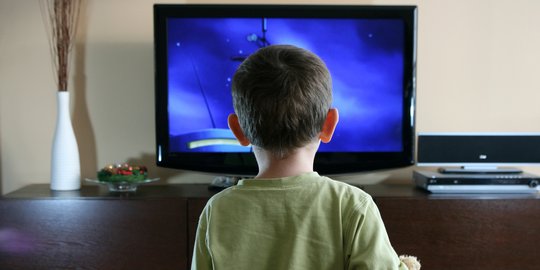 Cegah Masalah Kesehatan, Ketahui Berapa Jarak Ideal Menonton Televisi