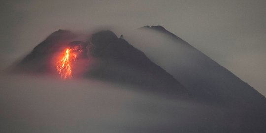 Kurun Waktu 4 Jam, Gunung Merapi Muntahkan 12 Kali Awan Panas