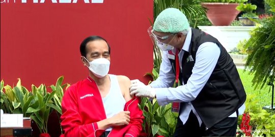 Alasan Jokowi Pakai Singlet Saat Vaksinasi Covid-19 Dosis Kedua
