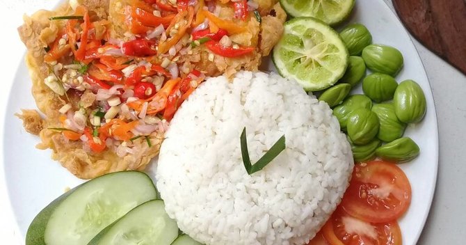 makanan dengan sambal matah