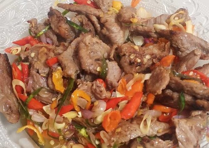 makanan dengan sambal matah