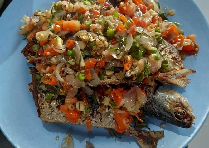 makanan dengan sambal matah