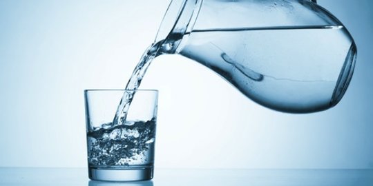 8 Manfaat Minum Air Putih Hangat Sebelum Tidur untuk Tubuh