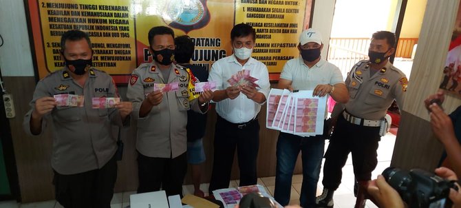 pembuat dan pengedar uang palsu di parepare diringkus polisi